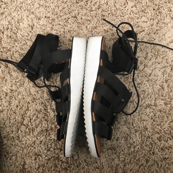 Black flat lace sandals. - Picture 2 of 2